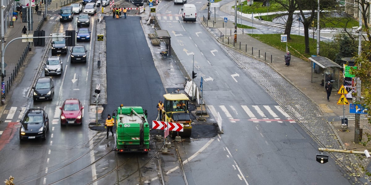 W poniedziałek 24 listopada wykonawca kładł masę bitumiczną w miejscu torowiska. Tak powstaje tymczasowa jezdnia, którą wkrótce będą jeździć kierowcy 
