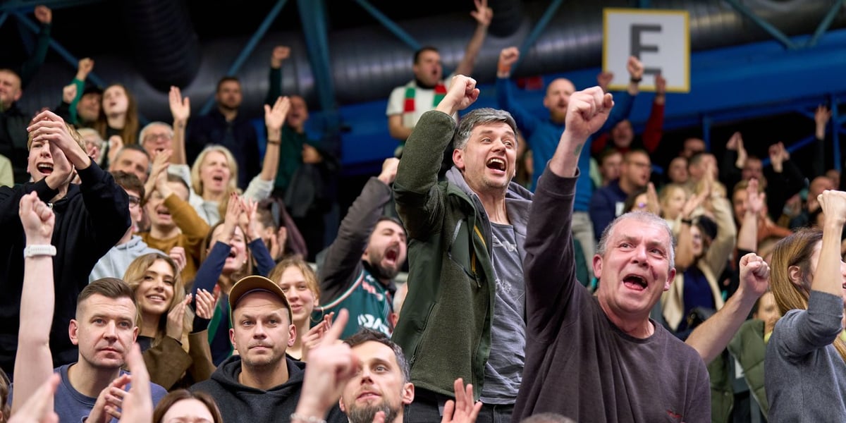 Gruba kibiców na trybunie Orbity podczas meczu Śląska z drużyną z Turcji, 18 listopada 2025