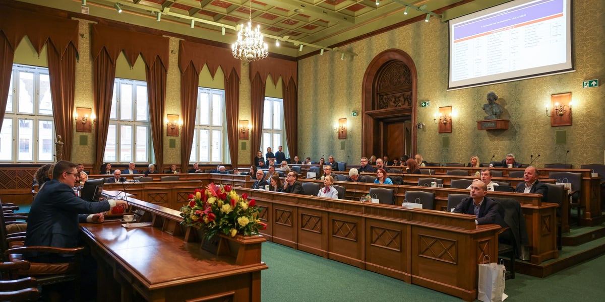 Radni miejscy w sali sesyjnej. XXV sesja Rady Miejskiej Wrocławia.
