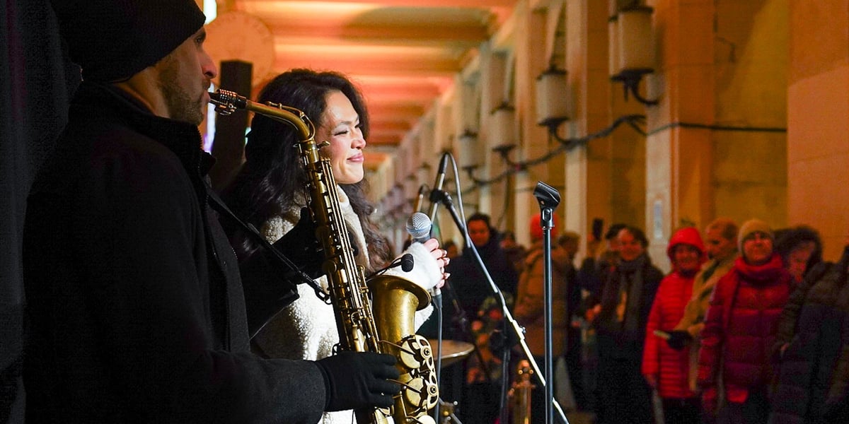 Mini koncert pod Arkadami na Świdnickiej - na pierwszym planie muzycy, w tle publiczność