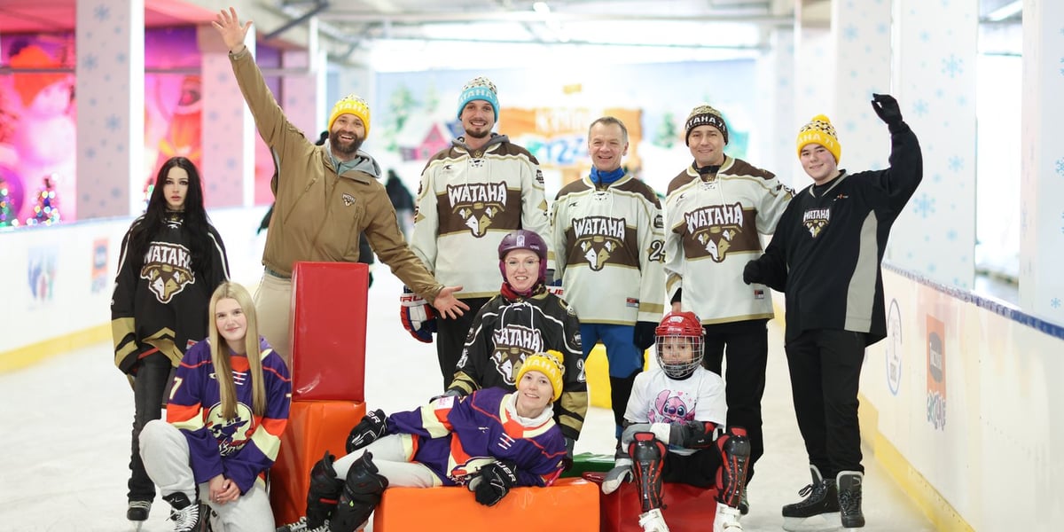 Kobiety, mężczyźni i dzieci na lodowisku. Wrocławscy hokeiści i hokeistki Watahy 71 na lodowisku na Tarczyński Arenie, 22 listopada 2025 r. 