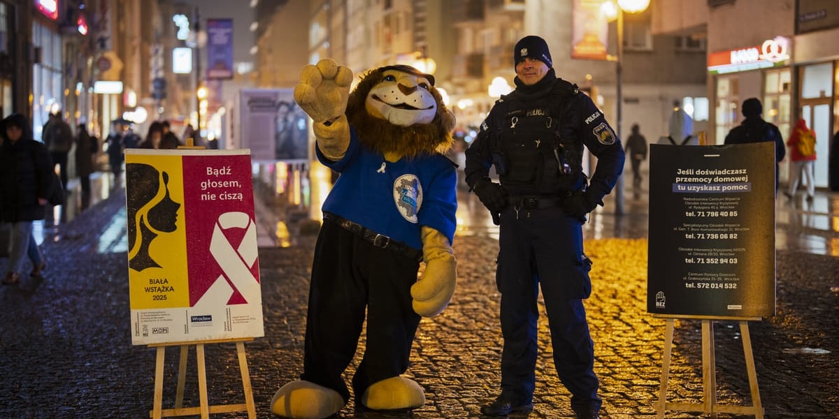 Biała Wstążka to symbol sprzeciwu wobec przemocy względem kobiet. We wtorek 25 listopada wolontariusze, policjanci i pracownicy MOPS wręczali białe wstążki przechodniom na ul. Oławskiej. Rozdawali także informatory z przydatnymi telefonami. Na zdjęciu dwóch policjantów. Jeden z nich przebrany jest za "komisarza lwa". 