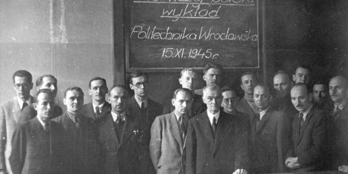 Prof. Kazimierz Idaszewski i słuchacze pierwszego powojennego wykładu, 15 listopada 1945 r.