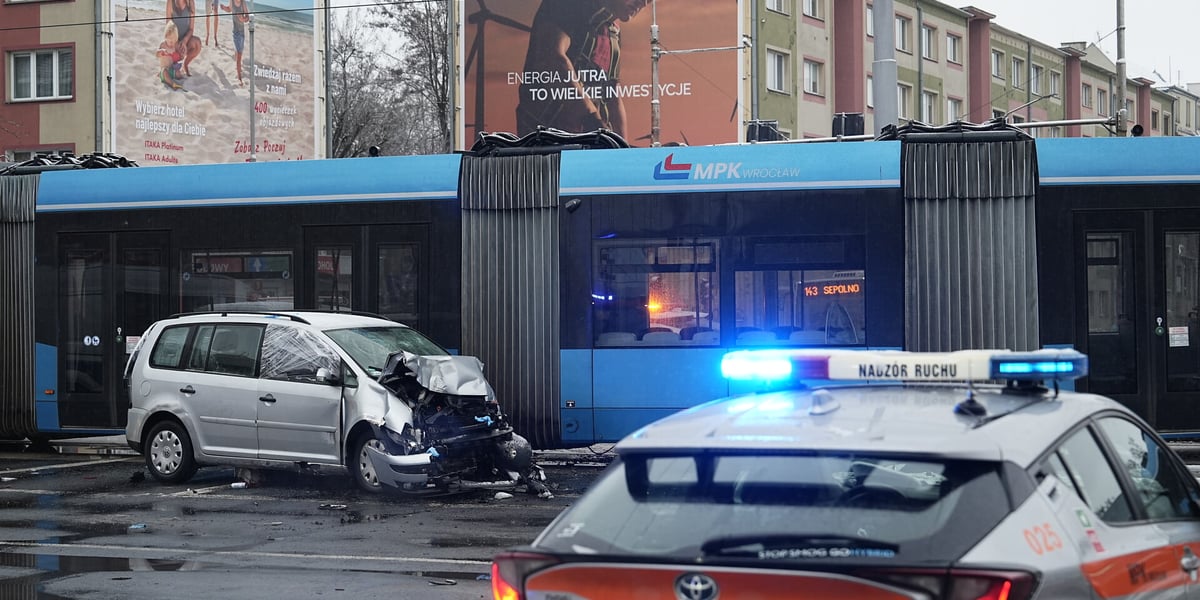 Wypadek z udziałem samochodu i tramwaju