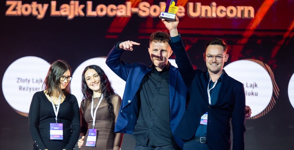 Gala Local SoMe, podczas której wręczono Złote Lajki 2025. Wrocław. 25.11.2025. Na zdjęciu wyróżnienie odbierają przedstawiciele urzędu marszałkowskiego województwa opolskiego.