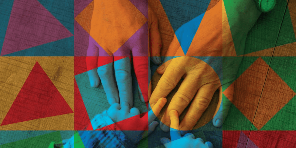 Dwie pomalowane ręce dotykają się na tle kolorowej mozaiki geometrycznej z rombami, trójkątami i kwadratami.