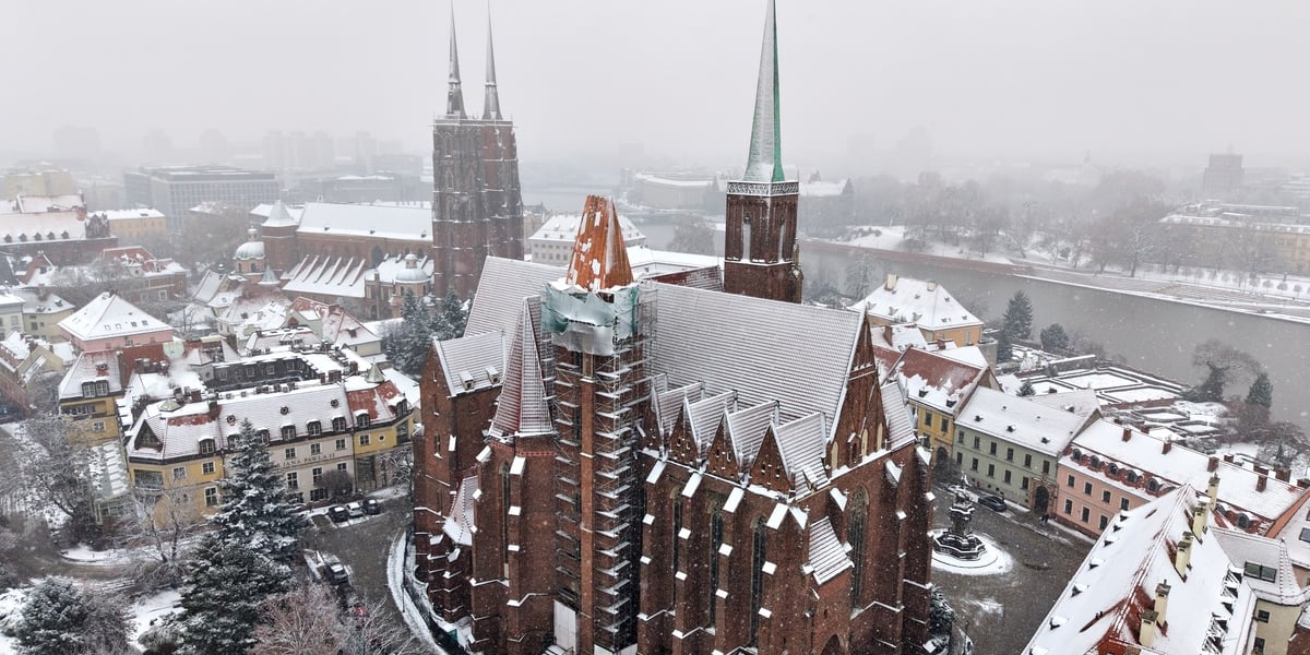 Wieża północna kolegiaty pw. Św. Krzyża na Ostrowie Tumskim z nowym dachem