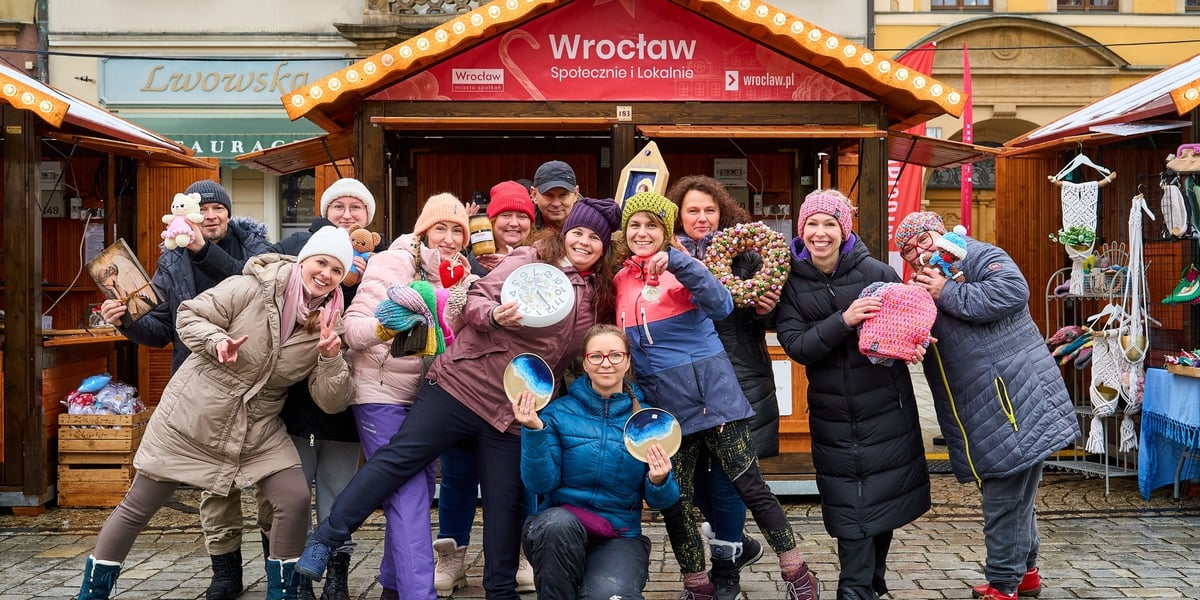 Wystawcy z turnusu, który zmienia się 3 grudnia 2025 roku. Niektórzy jeszcze wrócą. W tel kiosk z napisem Społecznie i Lokalnie