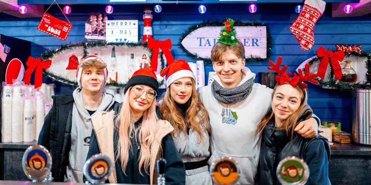 Ludzie pozują do zdjęcia podczas otwarcia Jarmarku świątecznego na Kleczkowie.