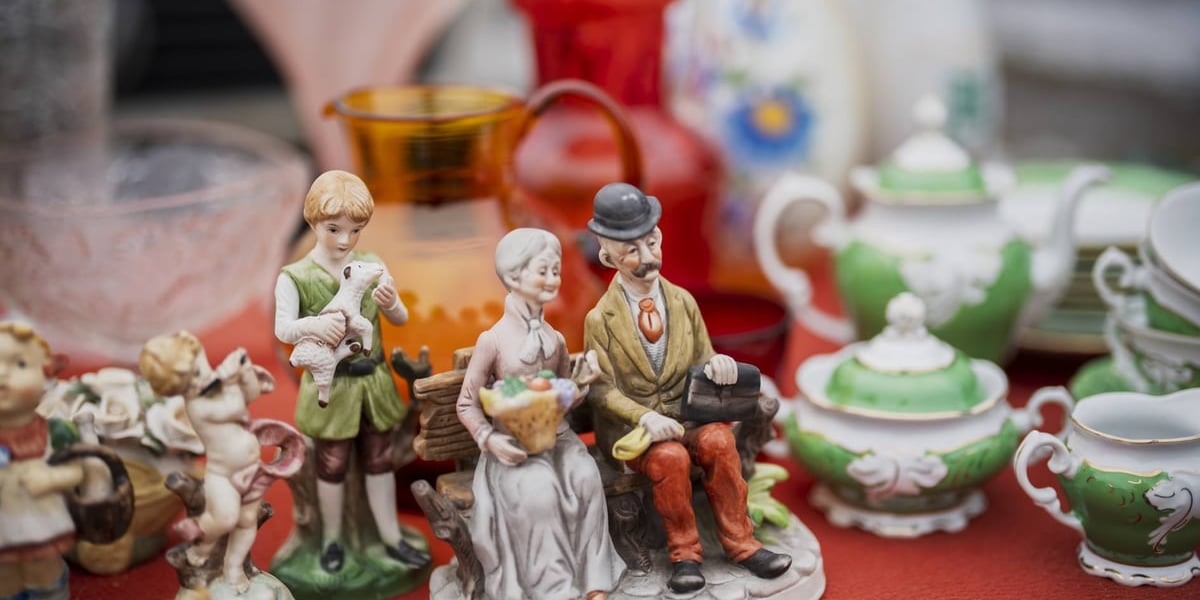 Giełda Staroci pod Iglicą przy Hali Stulecia we Wrocławiu 29 listopada 2025 r. Na zdjęciu porcelanowe figurki