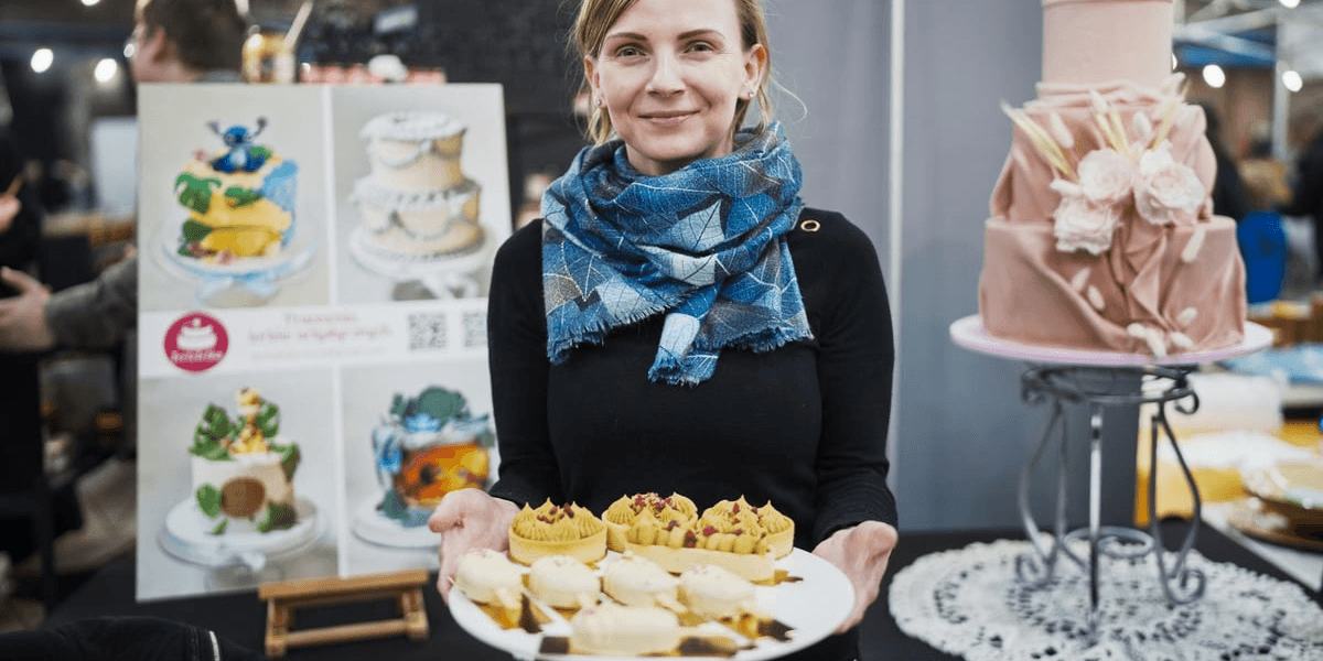 Kobieta trzyma talerz ze słodkościami podczas festiwalu Słodko-Gorzko w Czasoprzestrzeni we Wrocławiu