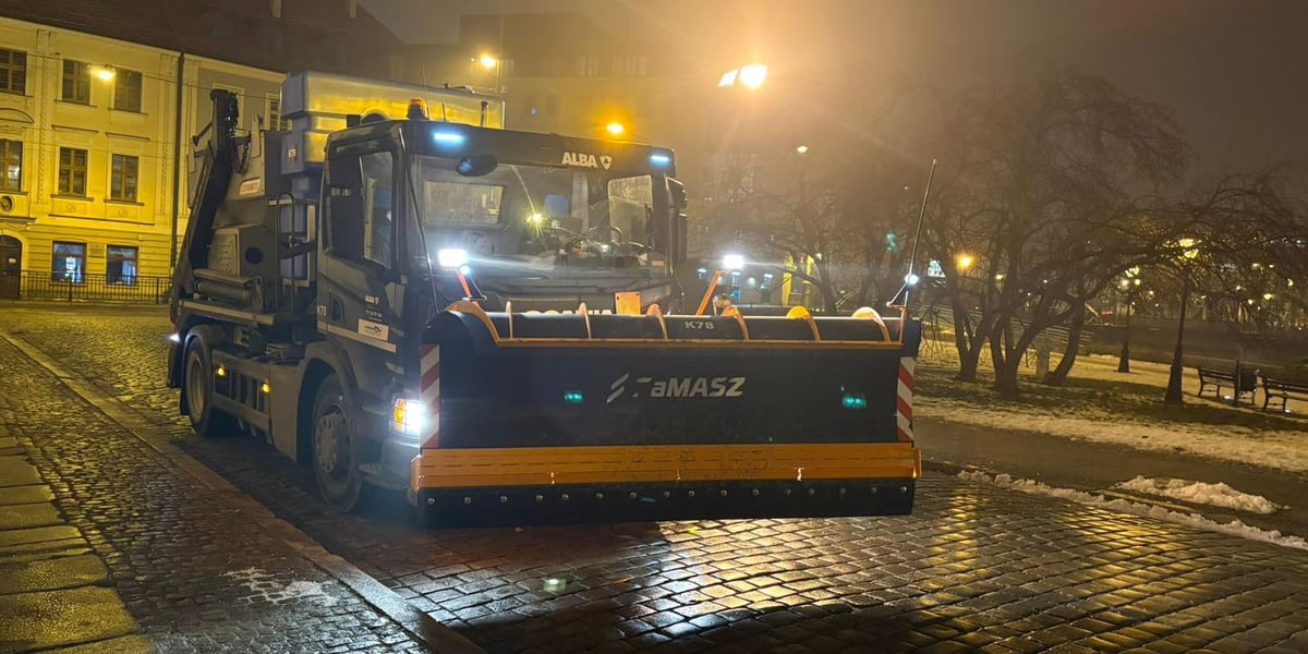 Pługosyparka na ulicy we Wrocławiu 