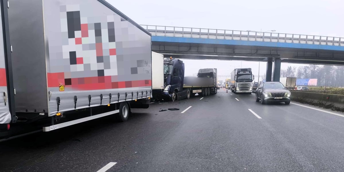 Zderzenie czterech samochodów ciężarowych na A8 - Autostradowej Obwodnicy Wrocławia 