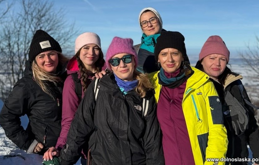 6 kobiet w kurtkach zimowych i czapkach, w tle drzewa i śnieg. 28 listopada w ramach obchodów 100-lecia Kobiet w Policji zorganizowano wspólne wyjście w góry policjantek.