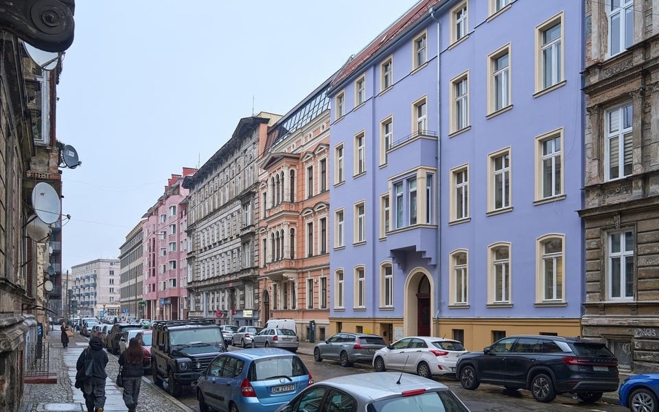 Pierzeja kamienic z wyremontowaną Lelewela 10 (1 grudnia 2025)