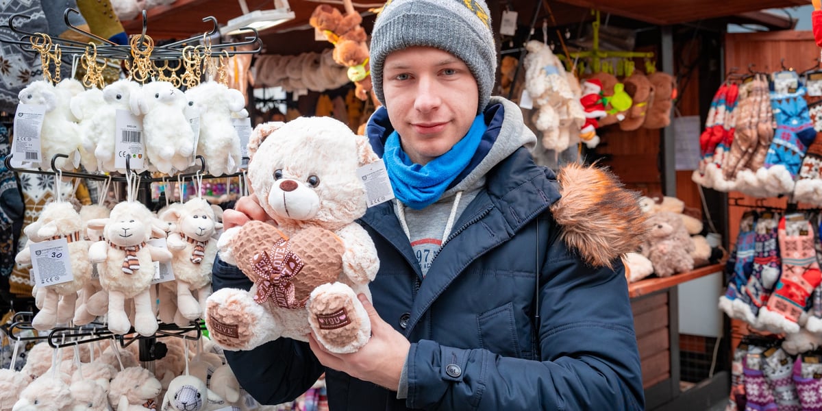 Mężczyzna trzymający w rękach maskotkę