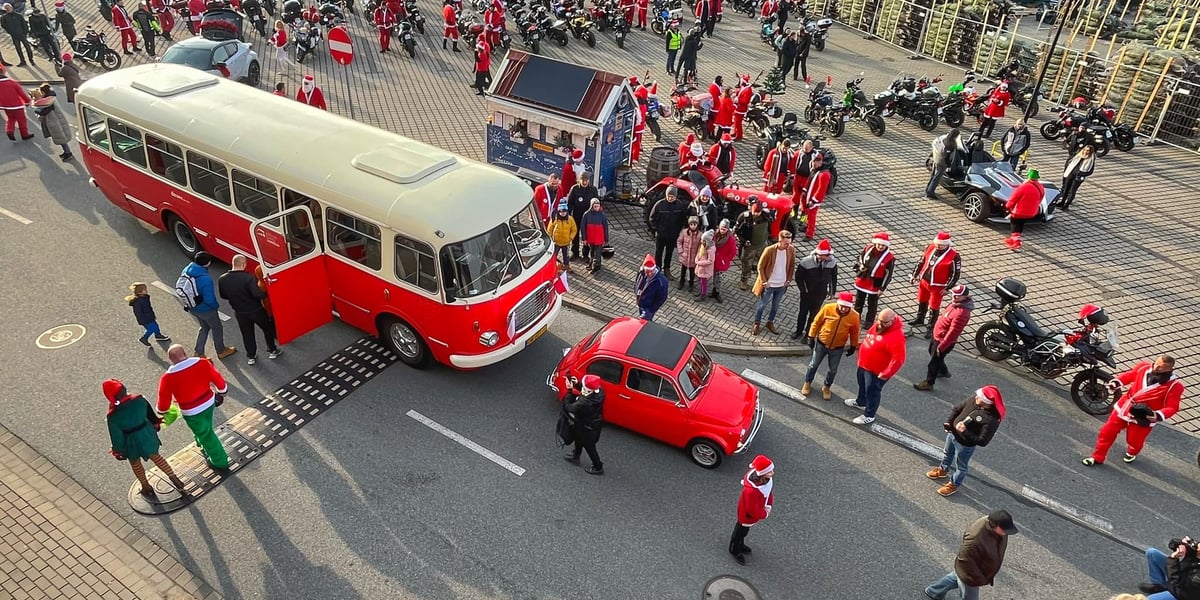 Mężczyźni w strojach św. Mikołaja. Moto Mikołaje podczas poprzedniej edycji