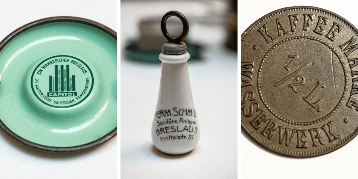 Z lewej zielony talerzyk z logo teatru Capitol z lat 30. XX wieku, w środku ceramiczny przedmiot w kształcie łezki, z napisami, z prawej moneta, za którą można kupić pół litra kawy