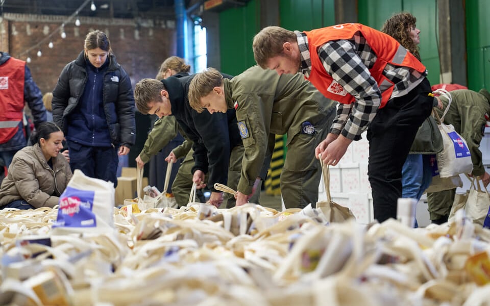 Wolontariusze przygotowują Paczki Dobrych Relacji w Czasoprzestrzeni, 3 grudnia 2025