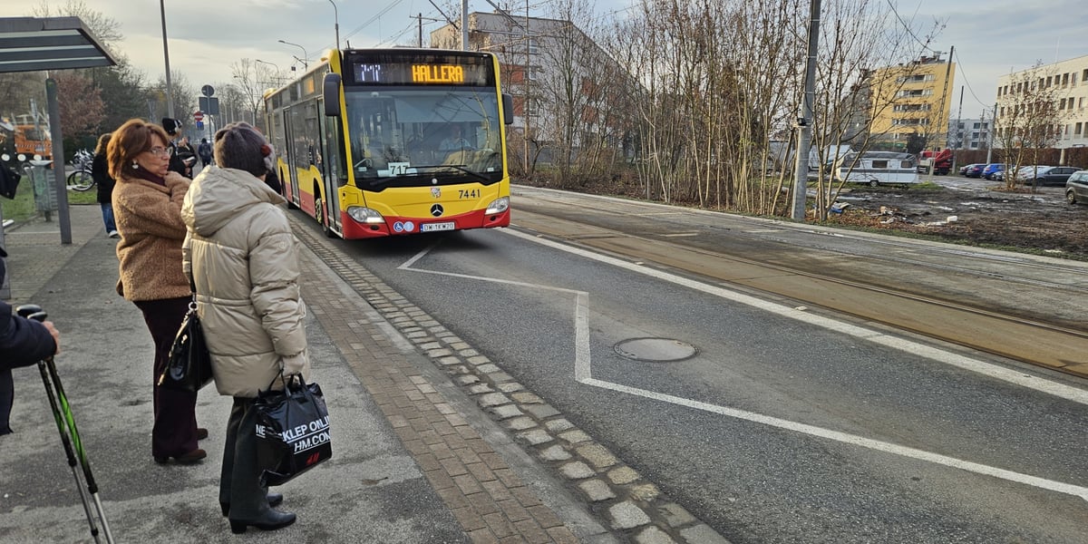 Autobus zastępczy podjeżdża do przystanku tramwajowego na ul. Przyjaźni.