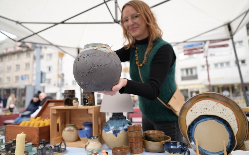 Kobieta pokazująca kulisty wyrób na Ręki Dzieła Fest 7 grudnia 2025