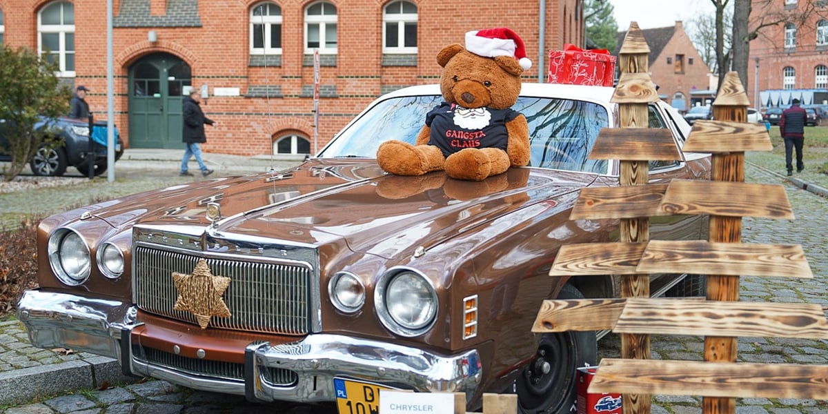 Pluszowi miś w czapce świątecznej na masce starego chryslera, 7 grudnia 2025