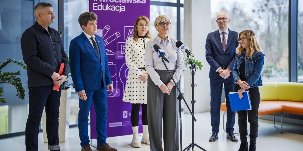 Kampania #nabieraMYodwagi. Przy mikrofonie Edyta Krajewska, dyrektorka ZSP nr 21 we Wrocławiu