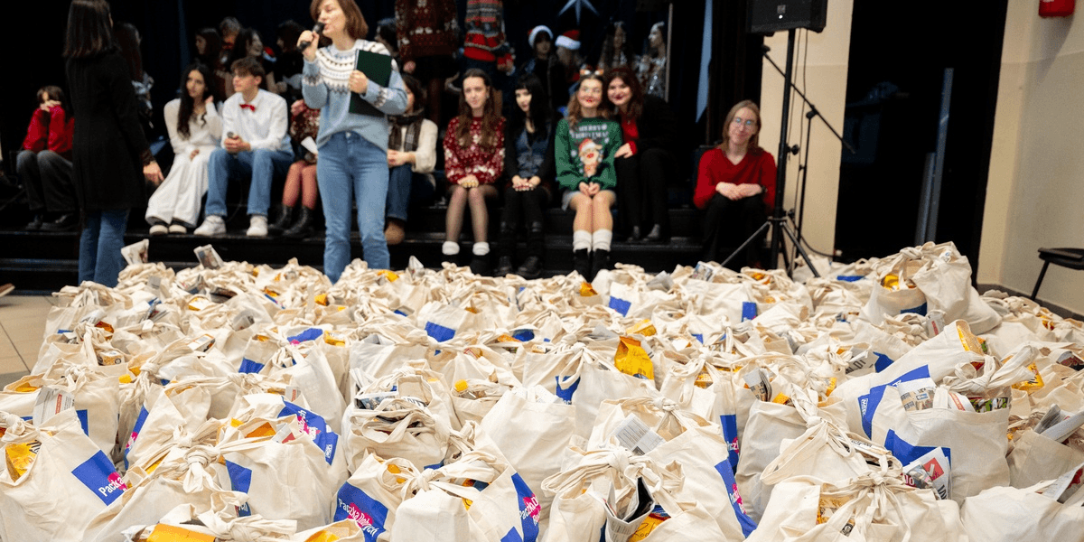 Spotkanie w ramach akcji MOPS "Paczki Dobrych Relacji". Na pierwszym planie - podarki