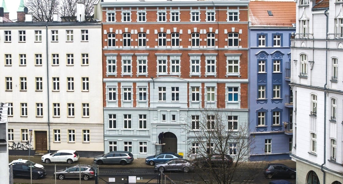 Widok na odnowioną fasadę Kurkowej 65 (grudzień 2025)