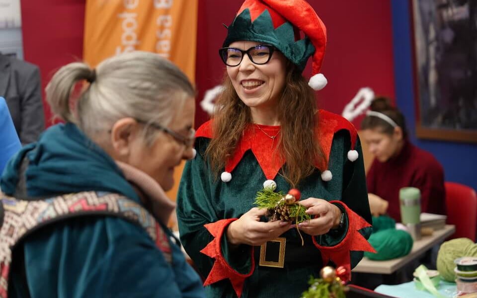 Dwie kobiety, jedna z nich jest w stroju nawiązującym do okresu przedświątecznego (klub Anima), Paczki Dobrych Relacji 2025