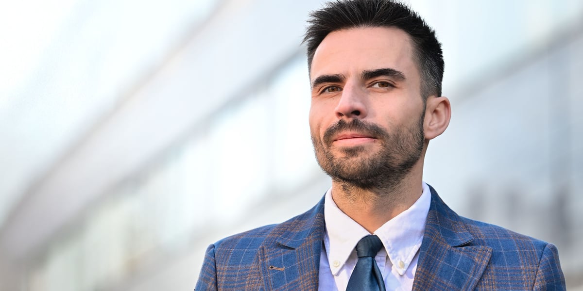 Dr hab. Sławomir Porada. Na zdjęciu młody mężczyzna w garniturze