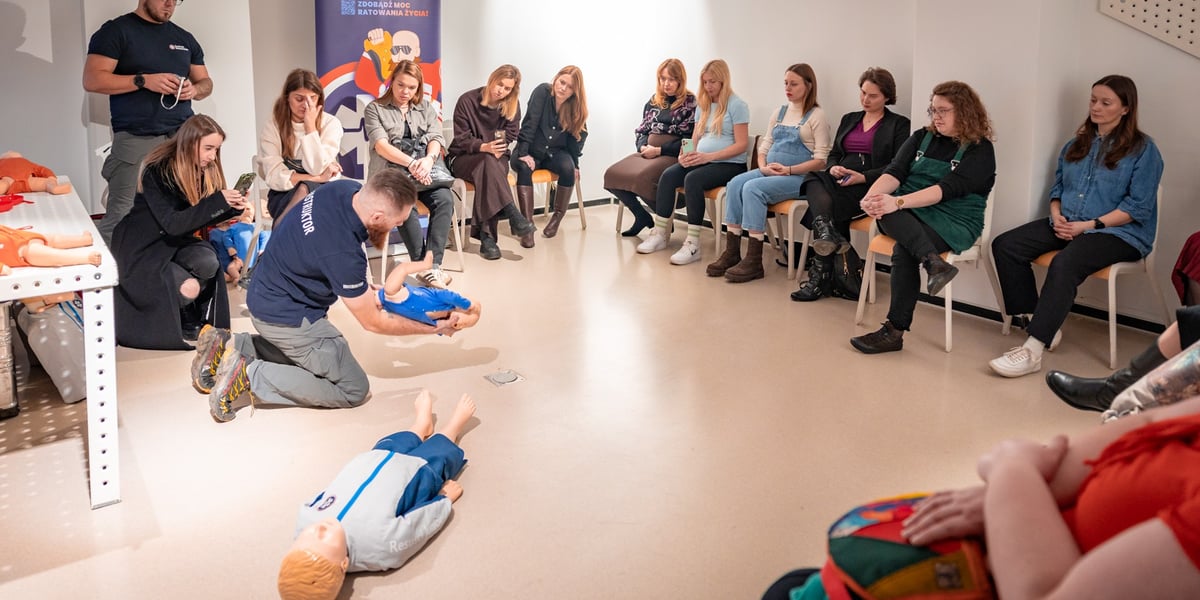 Grupa kobiet uczestnicząca w warsztatach