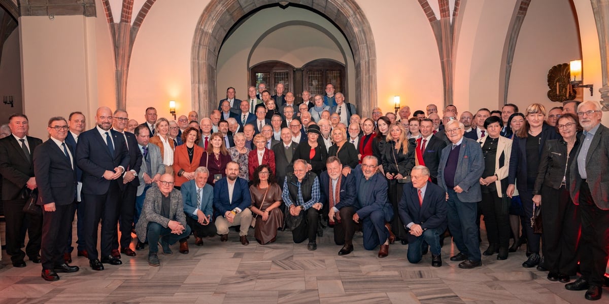 Radni Rady Miejskiej Wrocławia wszystkich kadencji od 1990 roku z medalami Ad Gloriam Urbis 