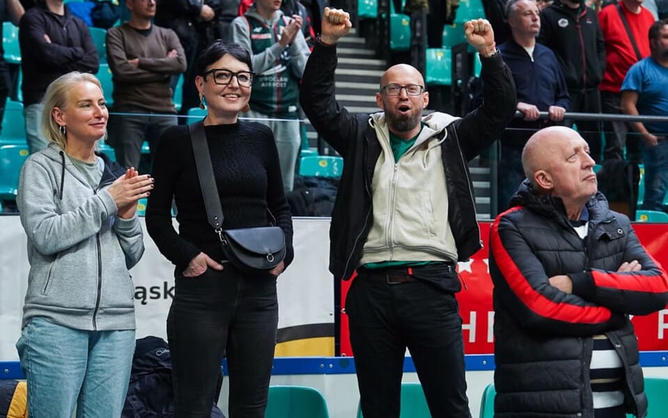 Grupa kibiców na trybunie Orbity podczas meczu Śląska z Czarnymi (15 grudnia 2025)