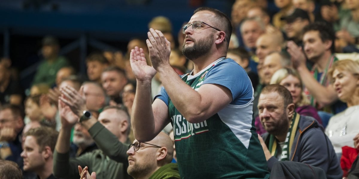 Bijący brawo mężczyzna (w koszulce Śląska) i inni kibice na trybunie Orbity podczas meczu z Baxi, 17 grudnia 2025