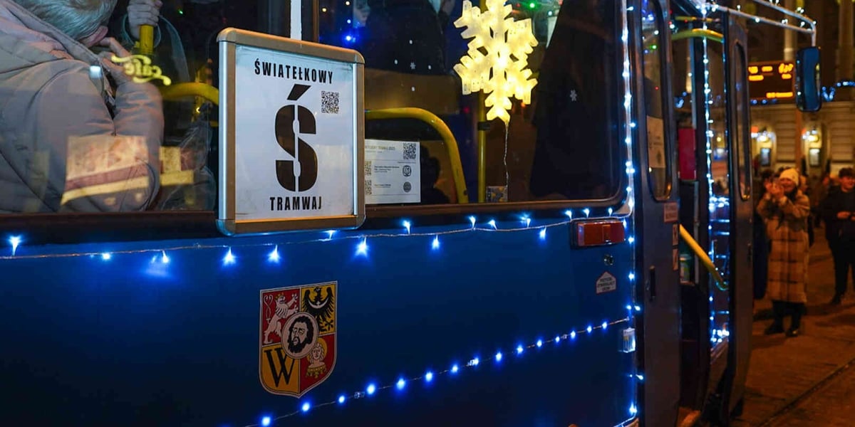 "Światełkowy tramwaj" sfotografowany 6 grudnia na przystanku "Opera" 