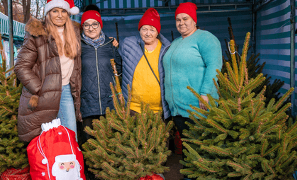 Cztery sprzedawczynie z minitargowiska Lotnicza: Joanna Sajdak, Jolanta Tokarska, Jadwiga Kawat i Justyna Ambroży w świątecznych czapkach z czerwonym workiem z podobizną św. mikołaja