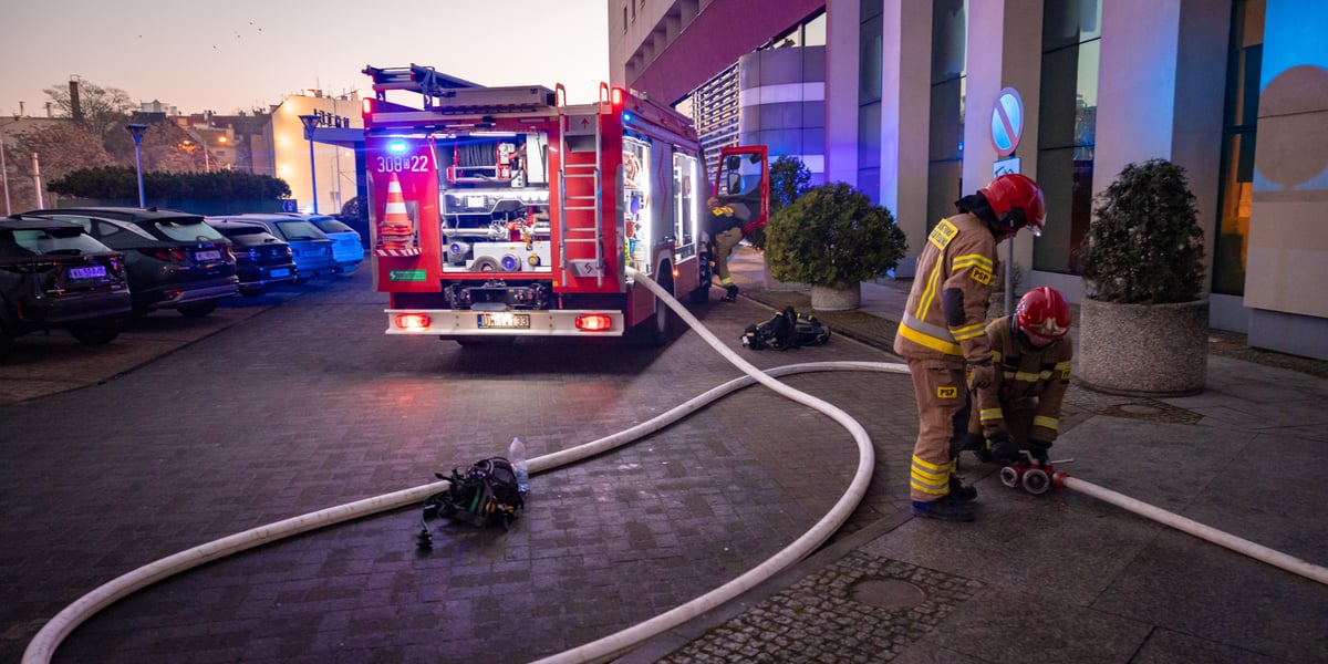 Straż pożarna pod hotelem Plaza we Wrocławiu
