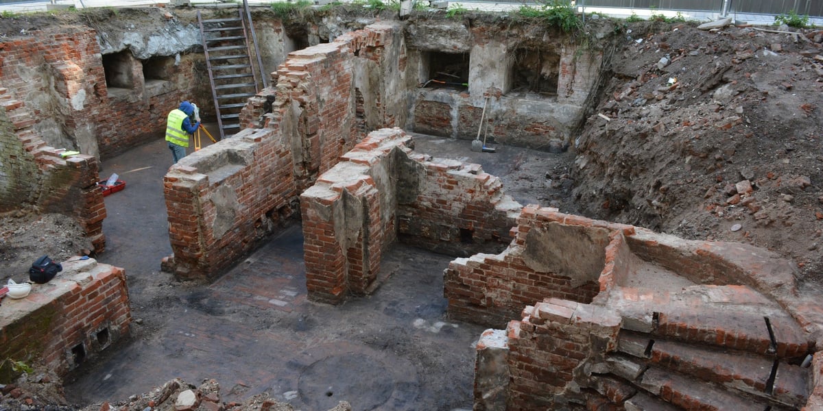 Prace na działce przy ul. Kuźniczej we Wrocławiu. Na zdjęciu widać pozostałości murów piwnicznych