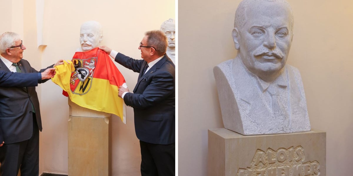 Na zdjęciu z lewej radny miejski Jarosław Krauze i Jacek Ossowski, były przewodniczący Rady Miejskiej Wrocławia odsłaniaja popiersie prof. Alzheimera, na zdjęciu z prawej popiersie prof. Aloisa Alzheimera 