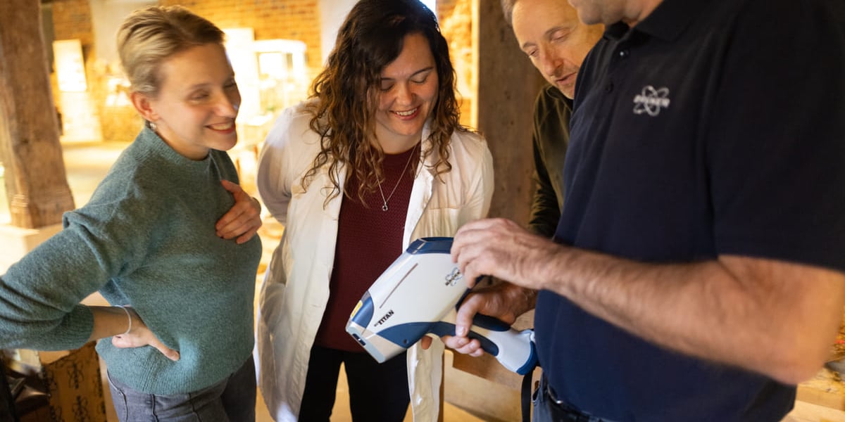 Pracownic Muzeum Miejskiego Wrocławia z ręcznym spektrometrem.