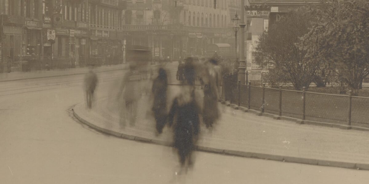 Rok 1916, ulica Świdnicka. Półprzezroczyste postacie przechodniów.