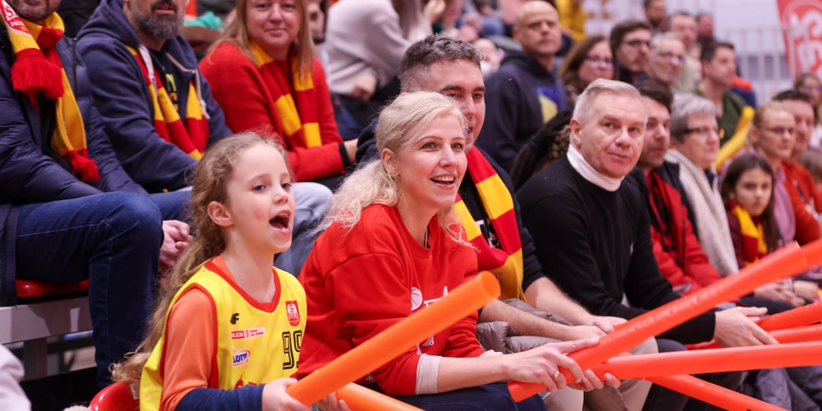 Zdjęcia dopingujących kibiców z meczu Ślęza Wrocław - Energa Toruń - 27.12.2025 r. 