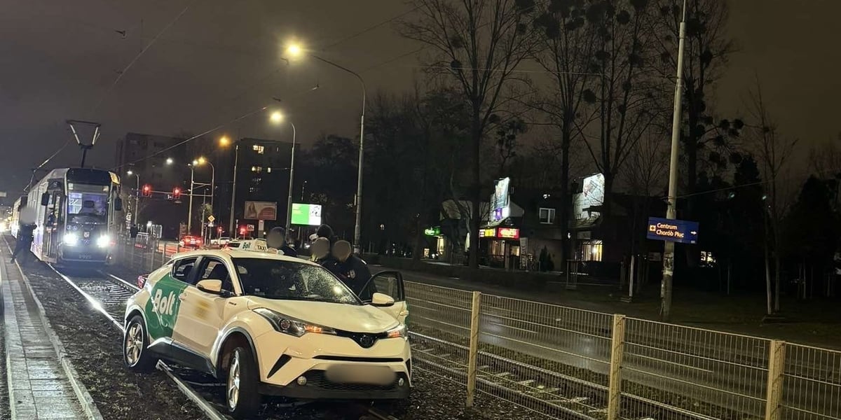 Taksówka Bolt na wydzielonym torowisku tramwajowym, w tle tramwaj. Zdarzenie drogowe na ul. Grabiszyńskiej.
