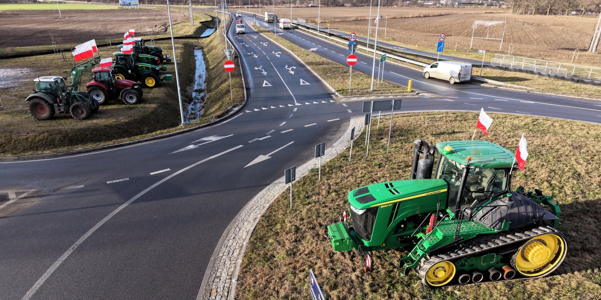 Protest rolników przy rondzie Ochotniczych Straży Pożarnych na Wschodniej Obwodnicy Wrocławia na wysokości miejscowości Kiełczówek w pobliżu wrocławskiego Wojnowa 