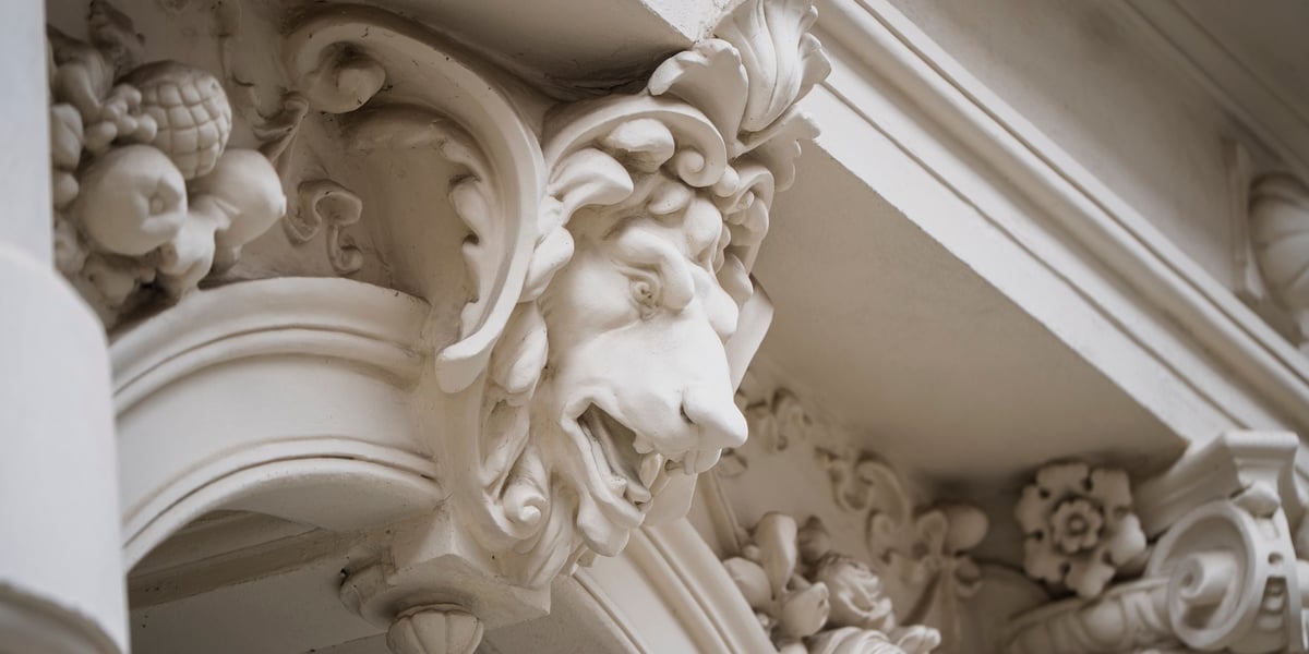 Detal architektoniczny jednej z wrocławskich kamienic, zdjęcie ilustracyjne