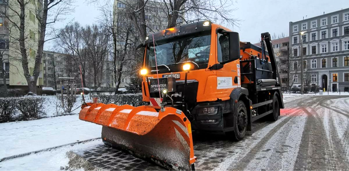 Akcja Zima w sylwestrowy wieczór, 31 grudnia 2025. Na zdjęciu pługosyparka