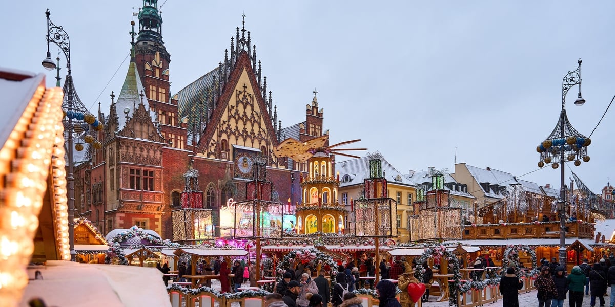 Jarmark Bożonarodzeniowy na Rynku we Wrocławiu i śnieg