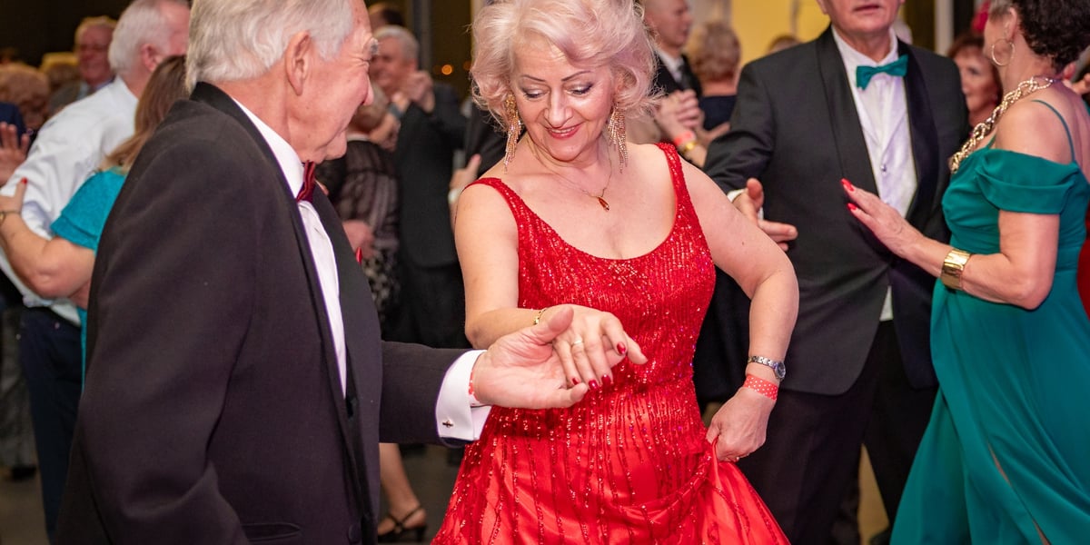 Tańczące pary podczas balu sylwestrowego w CH Zajezdnia