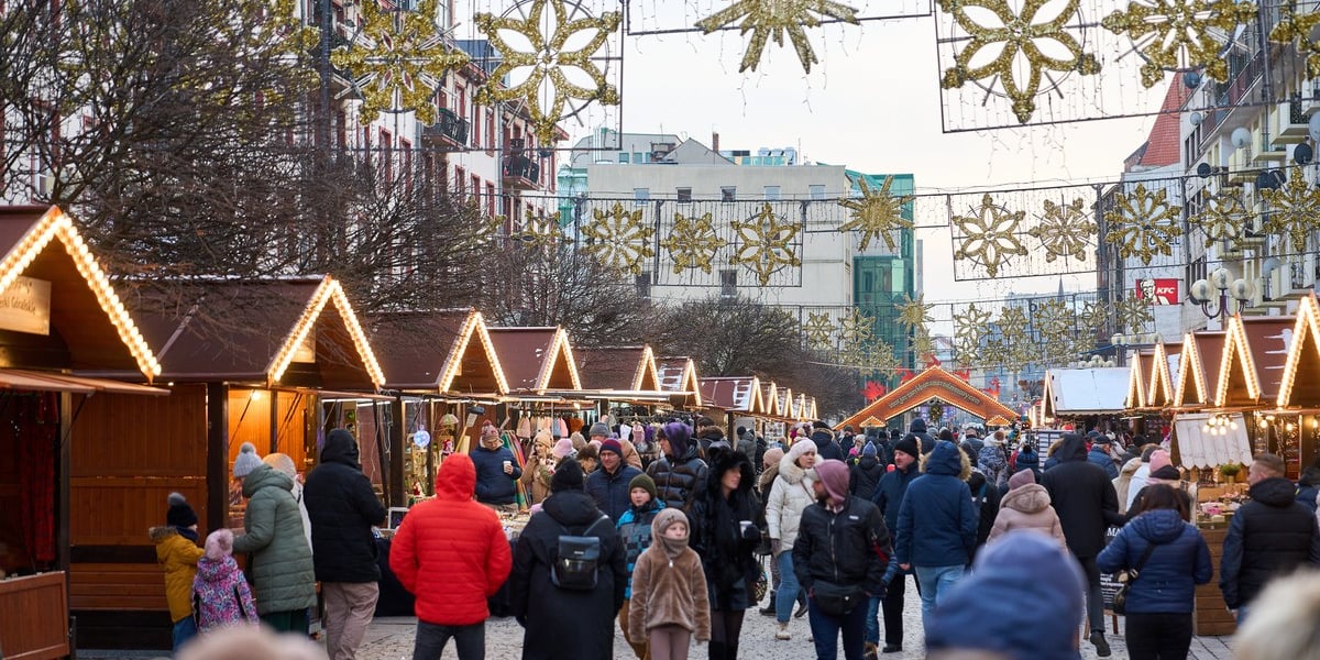 Jarmark Bożonarodzeniowy 2025 we Wrocławiu. Na zdjęciach są stoiska i odwiedzający Rynek we Wrocławiu, na którym odbywa się jarmark